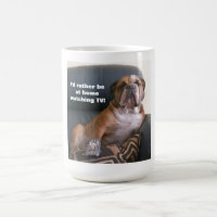 Tasse anglaise drôle de bouledogue regardant la TV