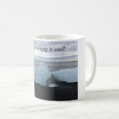Tasse avec de la glace sur la plage noire (Devant droit)