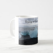 Tasse avec de la glace sur la plage noire (Devant gauche)