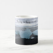 Tasse avec de la glace sur la plage noire (Centre)