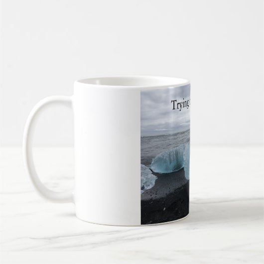 Tasse avec de la glace sur la plage noire (Gauche)