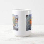 Tasse avec des beaux-arts des pavots parmi les (Centre)