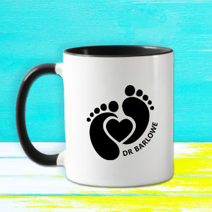 Tasse avec des pieds de bébé et un cœur