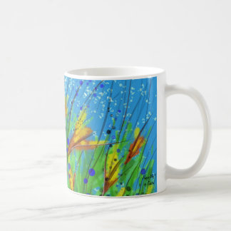 Tasse avec la conception abstraite avec les fleurs