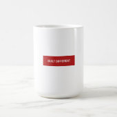 Tasse avec logo de boîte rouge Built Different (Centre)