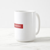 Tasse avec logo de boîte rouge Built Different (Devant droit)