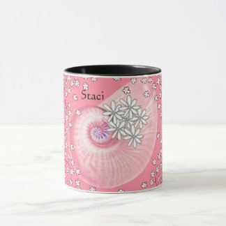 Tasse avec marguerites et coquillage en rose