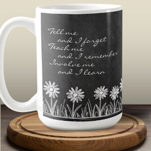 Tasse avec typographie cursive et gribouillis de p