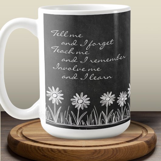 Tasse avec typographie cursive et gribouillis de p
