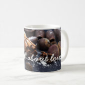 Tasse blanche avec de la cannelle et châtaignes et (Devant droit)