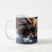 Tasse blanche avec de la cannelle et châtaignes et (Gauche)