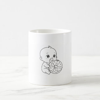 Tasse blanche avec un bébé et beigne géant