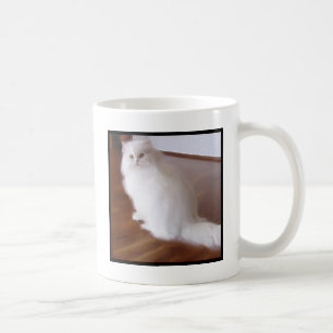 Tasse blanche de chat persan