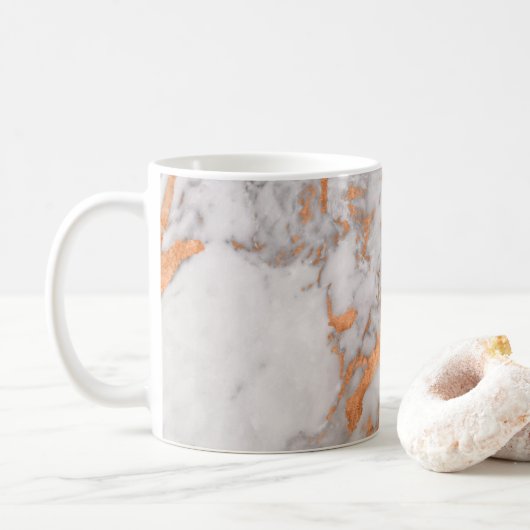 Tasse blanche de marbre et d'en cuivre (Avec donut)