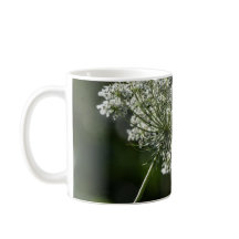 Tasse blanche de tasse de fleur sauvage de