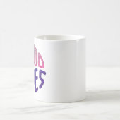 tasse blanche imprimée avec bonté. (Centre)