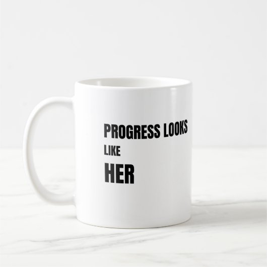 Tasse blanche « Le progrès ressemble à elle » – Ca (Gauche)