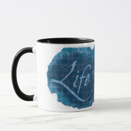 Tasse bleue bien utilisée de slogan de la vie (Gauche)