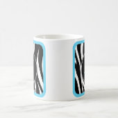 Tasse bleue de monogramme de zèbre d'Aqua chic (Centre)