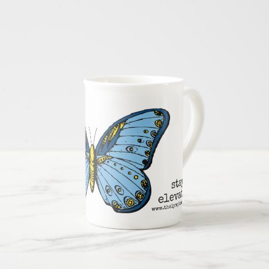 Tasse bleue de papillon élevée "par séjour" (Devant droit)
