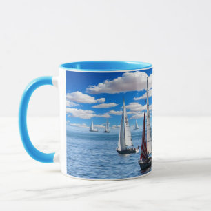 Tasse bleue de voilier et de café de vue d'océan