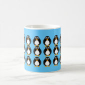 Tasse bleue et blanche de pingouin de bande (Centre)