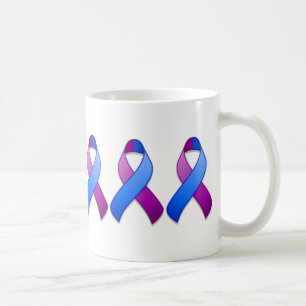 Tasse bleue et pourpre de ruban de conscience
