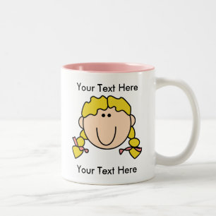 Tasse blonde de tresses de fille faite sur