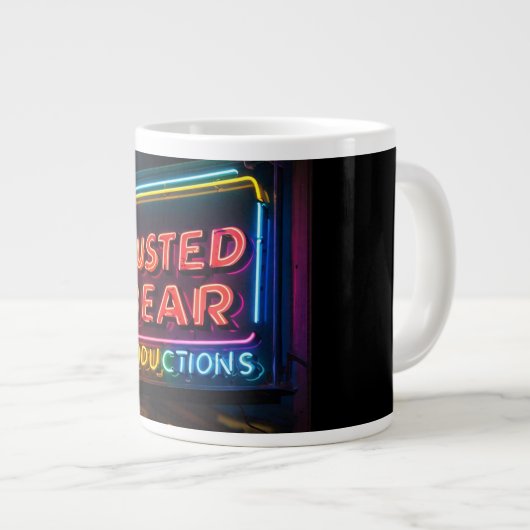 Tasse Busted Bear Productions Logo Café (Devant droit)