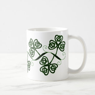 Tasse celtique de trèfle de noeud dans le noir et