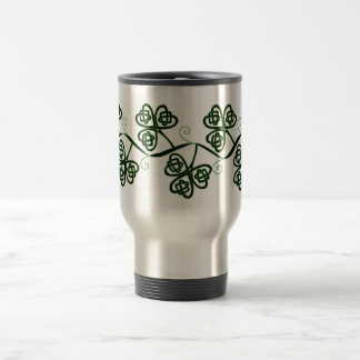 Tasse celtique de voyage de trèfle de noeud dans