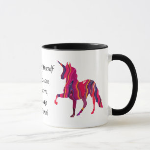 Tasse colorée de licorne avec l'énonciation