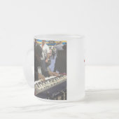 Tasse commémorative de Mystro Namm 2013 (Devant gauche)