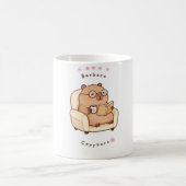 Tasse confortable de Barbara Capybara lisant un li (Centre)