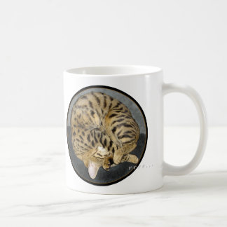 Tasse confortable de chat de la savane