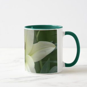 Tasse crémeuse de lis