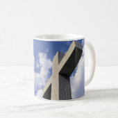 Tasse - croix en pierre blanche (Devant droit)