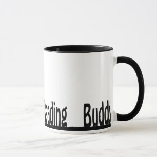 Tasse d'ami de lecture avec le garçon s'asseyant