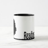 Tasse d'ami de lecture avec le garçon s'asseyant (Centre)