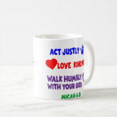 Tasse de 6:8 de Micah (Devant droit)