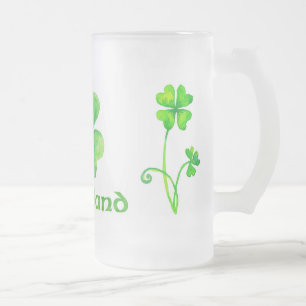 Tasse de bière avec des shamrocks d'aquarelle