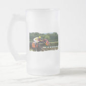 Tasse de bière givrée par finition de course de (Gauche)