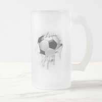Tasse de bière givrée par football déchirée