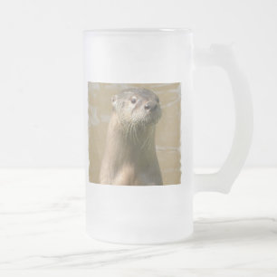 Tasse de bière givrée par loutre curieuse