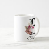 Tasse de café à lettre initiale florale rose boho  (Devant droit)