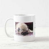 Tasse de café assoupie de carlin (Gauche)