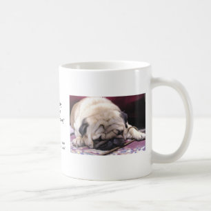 Tasse de café assoupie de carlin