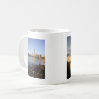 Tasse de café avec des vues différentes du coucher