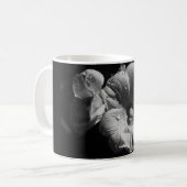 tasse de café avec la fleur blanche (Devant gauche)