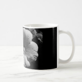 tasse de café avec la fleur blanche